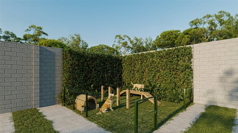 Renderização 3D do pet place, com cercado de grama, obstáculos de madeira, cães e muro verde ao fundo